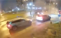 罗马尼亚版《速度与激情》！一辆奔驰失控高速起飞 飞跃两辆汽车 ！