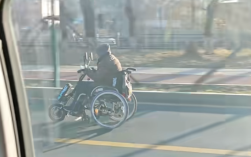 大爷坐轮椅快速路上狂飙：比汽车跑得都快 ！