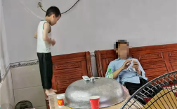 男童沙发上玩吊绳套头 意外变上吊：还好大人就在旁边 ！