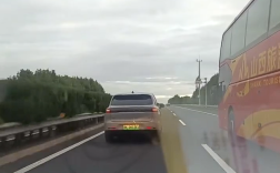 高速上SUV长时间和大巴并行致拥堵 后车闪远光无济于事 !