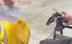 骑手受伤乘救护车赴医院送餐 女子推输液杆领餐 后续打赏骑手188元 !