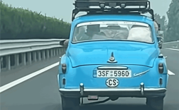 男子在山东高速偶遇欧盟牌照小车 网友：这车龄比我都大了 !