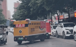 两辆快递无人车窄路互不相让 停在路中间“吵架” ！