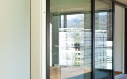 玻璃贴膜的有效去除（去除玻璃贴膜的实用技巧） ！