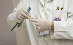 过了30就被裁！越来越多搞科技男生扎堆做医美：拉皮手术需求大涨 !