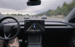 美国特斯拉保费减半：前提是让FSD开 ！