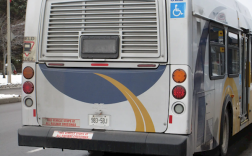 太离奇！加拿大男子劫走公交车后化身司机：一路停靠收费载客 ！