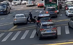 骑电车鬼探头致事故被判全责 男子不满：看不到我他开什么车！