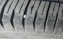 轮胎有小裂纹能否继续使用（判断轮胎有小裂纹是否还能继续使用） ！