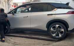 SUV驶入窄胡同倒不出来 原地掉头“神器”助其一把脱困 ！