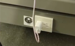 高铁充电口到底归前座还是后座引热议！网友吵翻 12306回应 ！