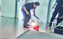 不让带上飞机 男子机场怒摔充电宝瞬间起火 被拘5日 ！