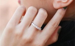 女生戴中指戒指的象征意义（女生戴在中指的戒指代表什么） ！