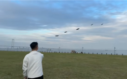 男子单手操控5台大疆无人机 指哪打哪 网友：科技修仙 !