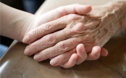 上海市民吐槽麦当劳成老年棋牌室：用餐的人没地坐 !