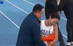 韩国男教练为女运动员裹毛毯引网友争议 女方皱眉推开：太邪恶了 ！