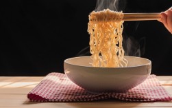 多地高铁站称仍卖泡面：但车上不能吃 !
