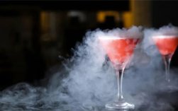 俄罗斯男子遭怂恿后上头 一口喝下液氮鸡尾酒胃瞬间撑爆倒地 ！