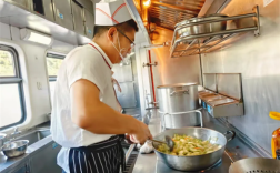 原来绿皮火车的菜都是现炒的 厨师练就晃动中掌勺绝技 !