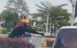 外卖员红绿灯口“卡点”直接将咖啡递给车里 网友：难度不亚于空间站对接 !