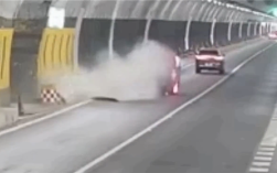 隧道内轿车突然上墙四轮朝天 司机：当时正牵着老婆的手 ！