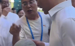 刘强东现身乌鲁木齐 热心摊主送哈密瓜请他品尝 ！