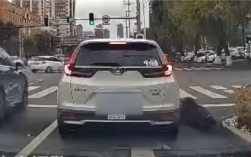 老人追上等红灯车辆碰下后备箱倒地 后车完整记录碰瓷全程：结果竟没追究责任 ！