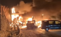 灾难电影场景！日本50多辆车连环撞 现场火光冲天 ！