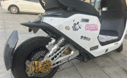 15小伙骑摩托车BUFF叠满了：无证无牌还改装 贴上“宝宝巴士” ！