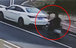 男子骑车追尾汽车要负全责后急了：我是弱势群体 还受伤了 ！