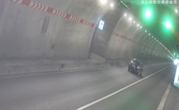 轿车在高速隧道里掉头 交警怒批：命重要还是你的方便重要 ！