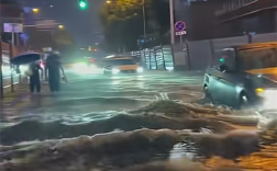 长沙暴雨多地积水 街道上开车如开船 ！