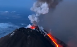 俄堪察加半岛8.7级强震后 欧亚大陆最高活火山喷发：火焰滔天 !