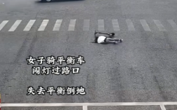 女子骑电动滑板车摔倒在路口 爬起继续闯红灯 结果鬼探头被撞 ！
