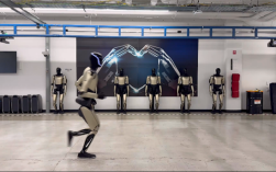 马斯克晒擎天柱跑步 出镜视频仅4秒 团队：刷新个人纪录 ！