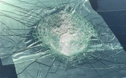 澳洲一特斯拉自动驾驶中疑被陨石砸中：挡风玻璃有熔化痕迹 