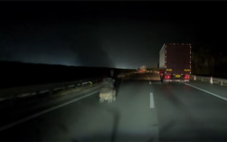 网友开辅助驾驶夜间走高速 偶遇老人逆行还疑推婴儿车！交警回应 !