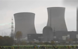 最大核电站冷却塔1分钟内被爆破!3万人见证德国核能时代落幕 !