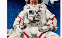 吴京晒《流浪地球3》片场照片：身穿航天服 直呼生无可恋3 !