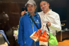 刘强东视察工作住酒店 点外卖给小哥1000元小费并合影 ！