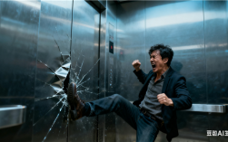 男子酒后踢坏电梯门自己反被困：还得赔偿一万元 !