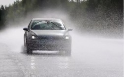 雨天临时停车开什么灯（在雨天临时停车时开启哪种车灯） ！