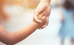 1岁多女童吊环上“开挂” 网友自叹不如 ！