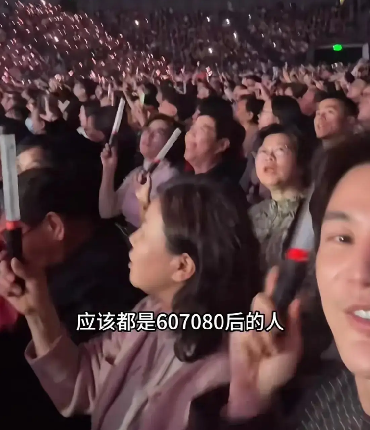 45岁儿子带66岁母亲看刀郎演唱会：陪她去完成她的愿望 ！-图1