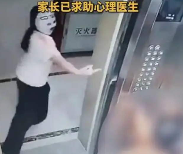 “面具女”电梯内恐吓两幼童 ！当事母亲称面具女孩及家长已道歉 ！-图1