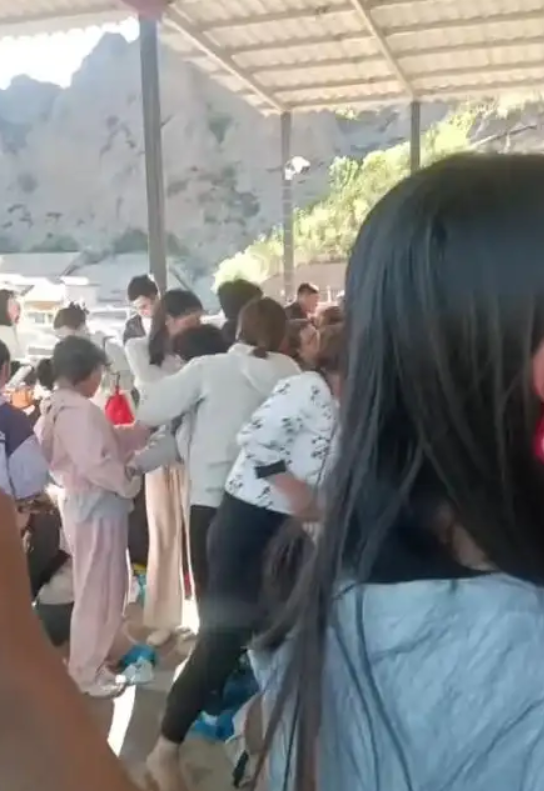 景区飞天魔毯失控 多名游客被甩出：目前项目已停运，正在检修 ！-图1