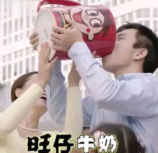 旺仔牛奶广告男主角长大了 ！调侃自己“从领牛奶的学生变成了发牛奶的老师” ！-第1张图片