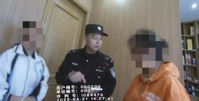 母女就餐1小时未动筷老板报警：而且还拿着手机在打视频 ！-第1张图片