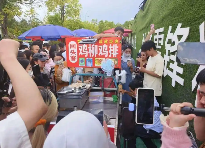 景德镇城管已为鸡排哥成立工作专班：对现场秩序进行维护 ！-第1张图片